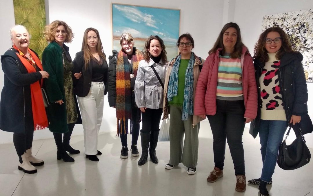 AFEMEN UBRIQUE CELEBRA EL TALENTO FEMENINO VISITANDO UNA EXPOSICIÓN DE ARTE DEDICADA A LA MUJER