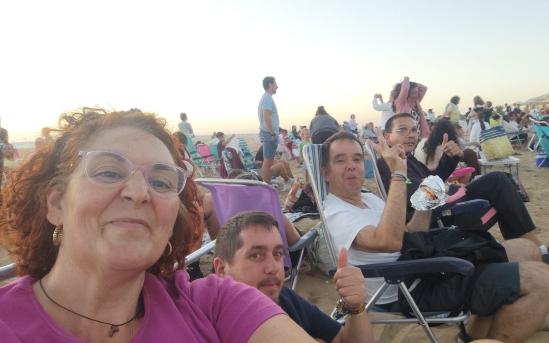 LA DELEGACIÓN DE AFEMEN SANLÚCAR DISFRUTA DEL CINE DE VERANO EN LA PLAYA