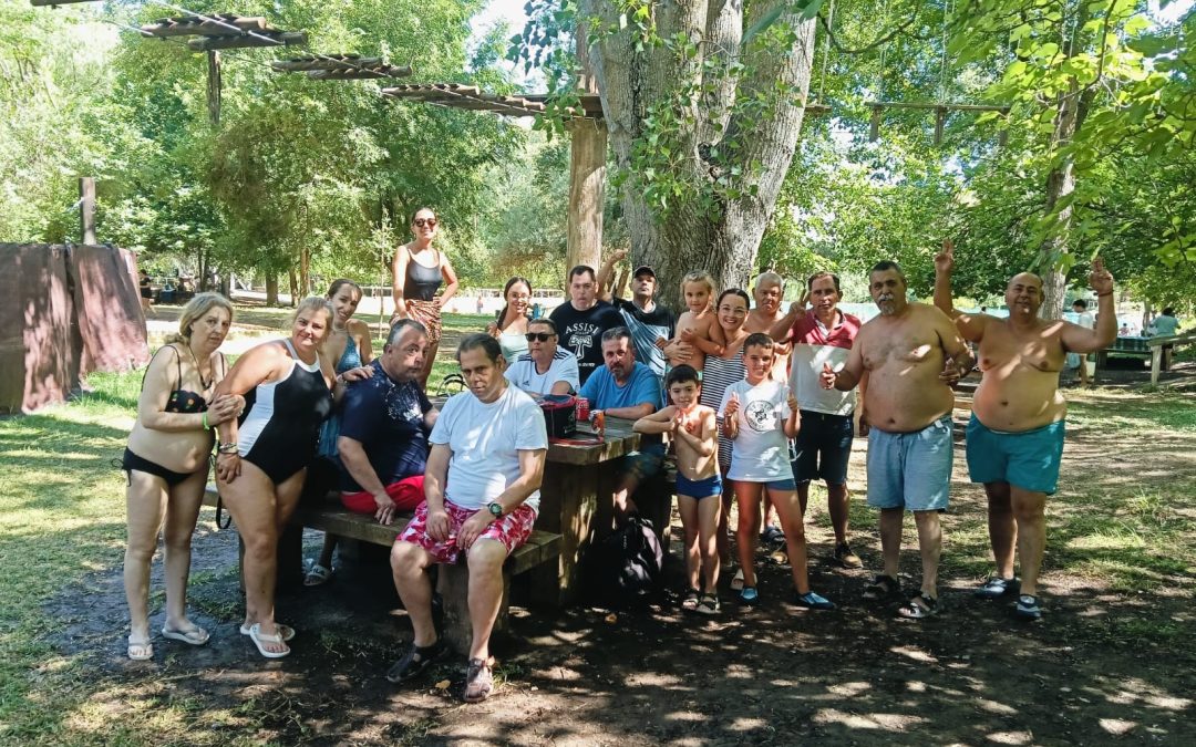 MIEMBROS DE AFEMEN – SIERRA SE REFRESCAN EN “LA PLAYITA” DE ZAHARA DE LA SIERRA