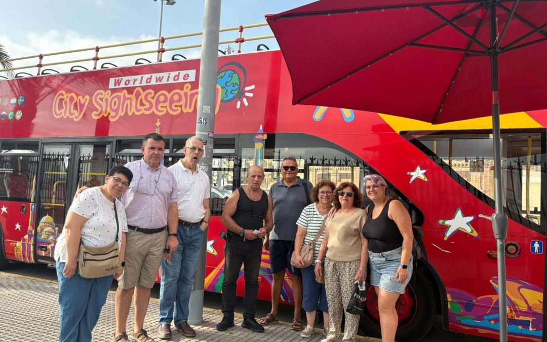 AFEMEN CÁDIZ RECORRE LA CIUDAD EN EL BUS TURÍSTICO GRACIAS A LA COLABORACIÓN DEL AYUNTAMIENTO