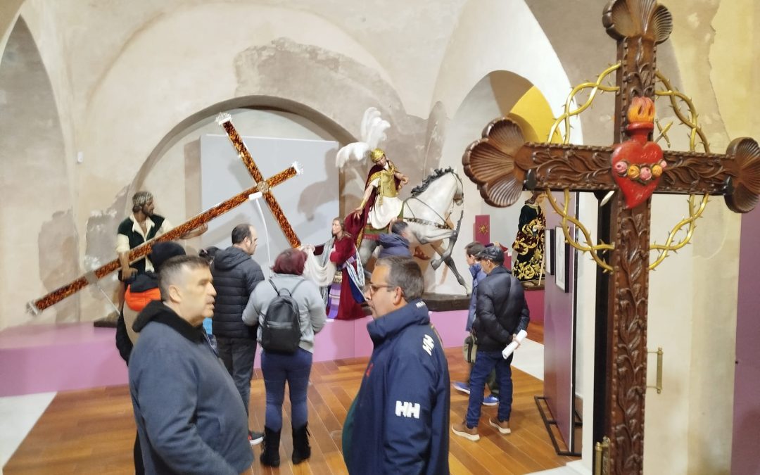 AFEMEN SAN FERNANDO VISITA LA EXPOSICIÓN DE ARTE COFRADE EN EL CASTILLO DE SAN ROMUALDO