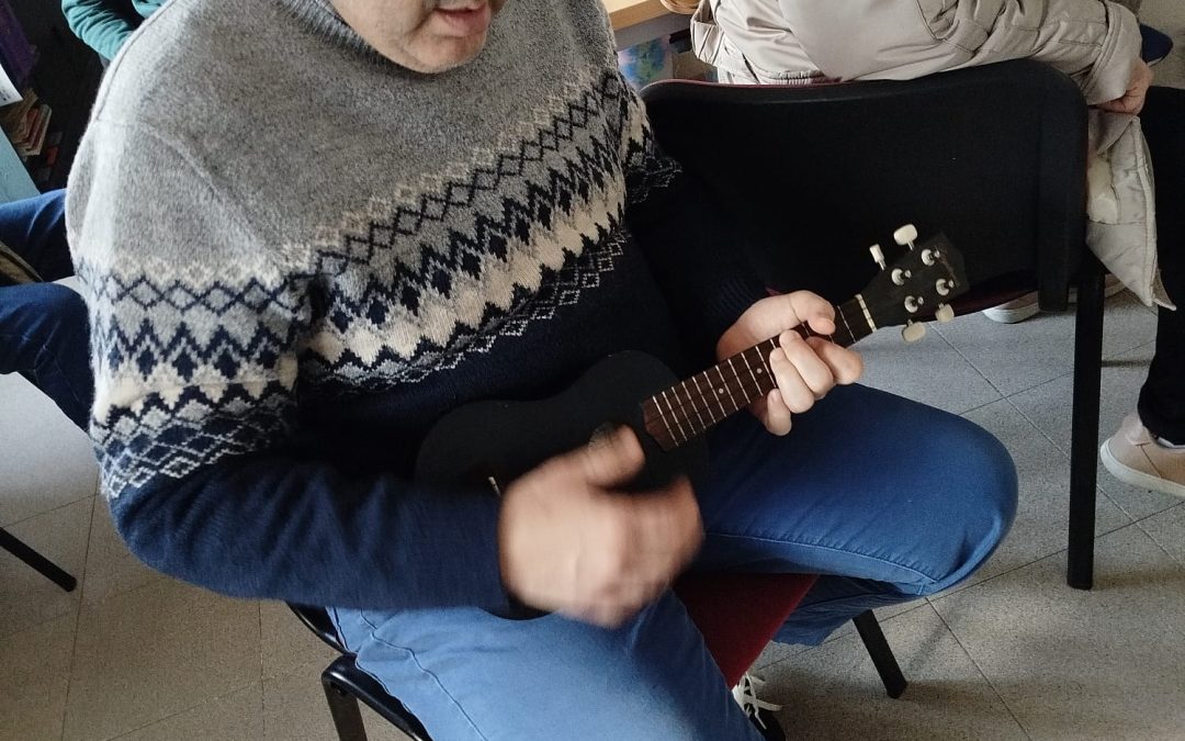 AFEMEN SAN FERNANDO SE INICIA EN EL UKELELE CON APOYO DE TUTORIALES Y NUEVAS TECNOLOGÍAS