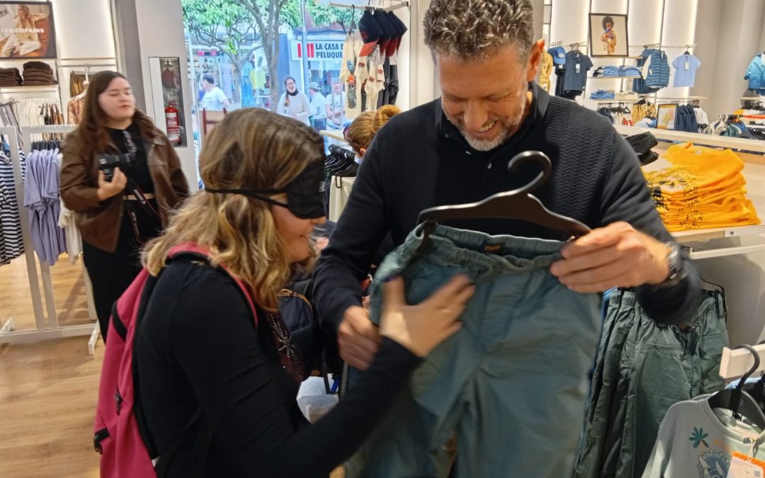 AFEMEN UBRIQUE EXPERIMENTA LA DISCAPACIDAD VISUAL EN LA SEMANA DE LA ONCE