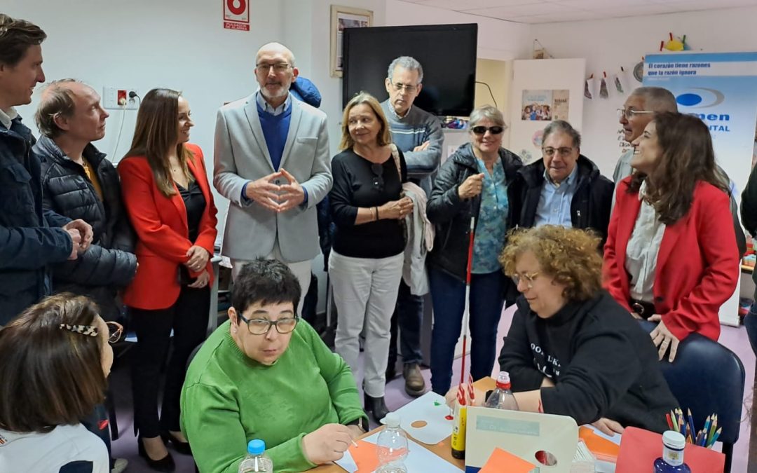 EL AYUNTAMIENTO DE CÁDIZ CONOCE DE PRIMERA MANO EL TRABAJO DE AFEMEN EN SU CENTRO SOCIAL