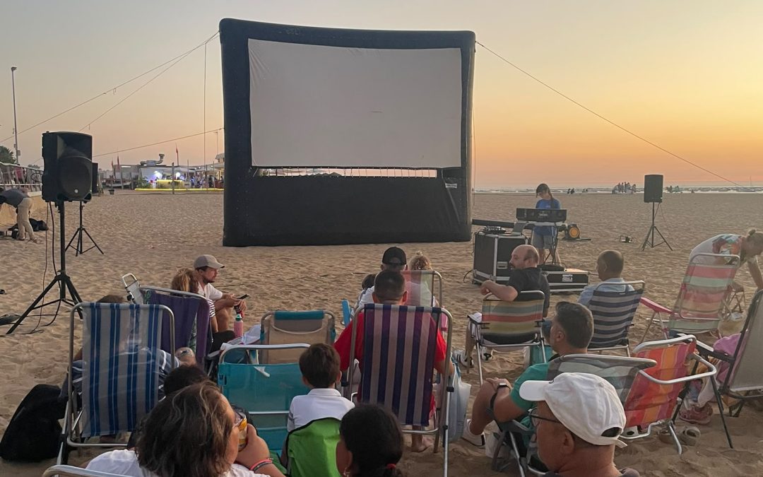 AFEMEN SANLÚCAR DISFRUTA DE UNA NOCHE DE CINE DE VERANO EN LA PLAYA