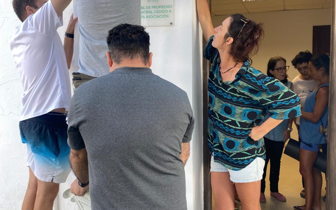 AFEMEN VEJER  COLOCA LA PLACA IDENTIFICATIVA EN EL NUEVO LOCAL CEDIDO POR EL AYTO. DE VEJER